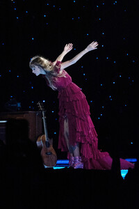 347688925_taylor-swift-39.thumb.jpg.4d079d4a4127cc4dcf252289527c5043.jpg