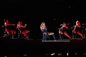 347688977_taylor-swift-47.thumb.jpg.8c293b09edd98cc8c2c6b0098a6b0bec.jpg