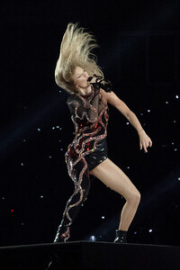 347689018_taylor-swift-54.thumb.jpg.316f0286e9d77a25288583feee4e1e9d.jpg