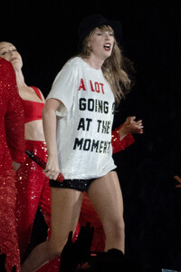 347689081_taylor-swift-64.thumb.jpg.cb6a333e3b8f5c3daa00e7fd9d4c92c5.jpg