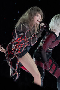347689177_taylor-swift-74.thumb.jpg.dd67b0033f16928e5d17613188edd4aa.jpg
