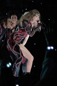 347689194_taylor-swift-76.thumb.jpg.f41bf7d0acdf597e6ec4ec1159d5dc4f.jpg