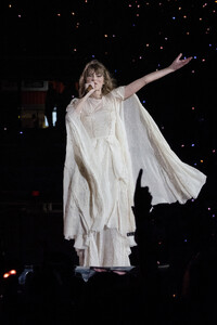 347689226_taylor-swift-80.thumb.jpg.a40009e257296b64f18e3c5765f99fba.jpg