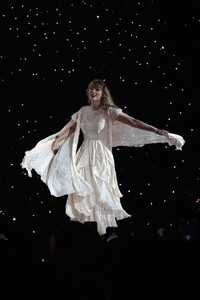 347689232_taylor-swift-81.thumb.jpg.59ad4126d88f3b59bdd4557a0abbdc58.jpg
