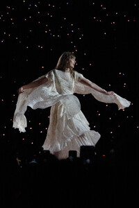 347689236_taylor-swift-82.thumb.jpg.169559764cabb7498a4ec3823b6e66a0.jpg