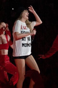 347689277_taylor-swift-88.thumb.jpg.6479b93a44671e430529c6b2e7b97da8.jpg