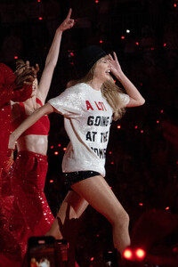 347689357_taylor-swift-98.thumb.jpg.8a6333668689011e5b55637f81555ee1.jpg