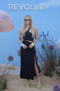 347700007_emma_roberts_at_revolve_party_on_day_2_of_the_coachella_2023_music_festival_in_i.jpg