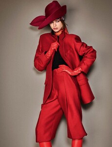 386682668_VogueGermanyAugust2017-13.thumb.jpg.8ee219bf026e0d252a51e6729fd68e07.jpg