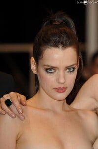 411144-roxane-mesquida-sur-le-tapis-rouge-du-950x0-2.jpg