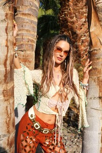 423971251_AlessandraAmbrosio(17).thumb.jpg.e0126ca7ff17343e25b5d0b9041b9d43.jpg