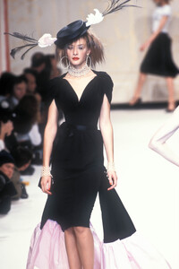 432776466_Chanel1995HauteCouture36.thumb.jpg.64271e8391700c752b6ff6426919385e.jpg