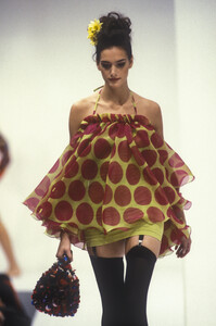 447645109_DolceGabbana1992WomenRTW3.thumb.jpg.fd5c0df601cbd654f63fad197aff8be0.jpg