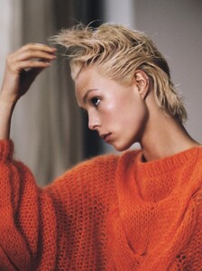 448485505_VogueParisApril20194.thumb.jpg.5c1c64e44bed22a640faddc6055a4e58.jpg
