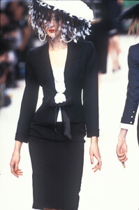 561897392_Chanel1995HauteCouture112.thumb.jpg.9839422b6c1313ef18030d708e5775c1.jpg