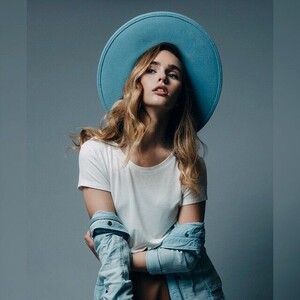 Lyzy Adler c129fbe5b134d5d208f4161762e394a0.jpg