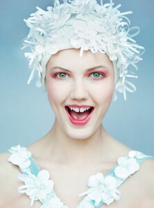 627588002_HarpersBazaarUKMay2017-57.thumb.jpg.b3064ebbe92d2dd797cfa6f5625359a0.jpg