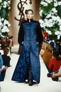 636132289_YvesSaintLaurent1995HauteCouture126.thumb.jpg.55e6de50ab9a3ae0c75a068e86959a37.jpg