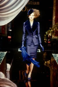 642083263_ChristianDior1995HauteCouture12.thumb.jpg.dc8f32c35209e07fbdab7ff812f6b77c.jpg