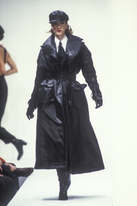 698260536_DolceGabbana1992WomenRTW33.thumb.jpg.d5b6bcc5c1a9cc71863868a89cff4c31.jpg