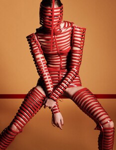 728877900_VogueJapanMarch20185.thumb.jpg.f0a46257152c607fc95496cdaabec394.jpg