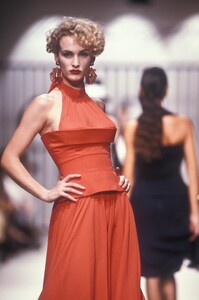 731142640_KarlLagerfeld1989WomenRTW22.thumb.jpg.54b33a15c1c2ed986546ba315a2f50de.jpg