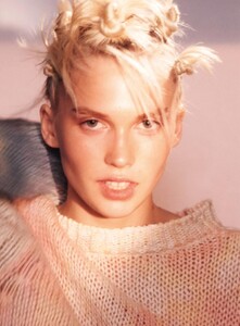 733225495_VogueParisApril201919.thumb.jpg.5c01d0bd0baa265a9f22842ddf80626f.jpg