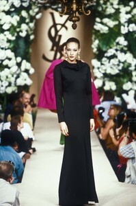 750044722_YvesSaintLaurent1995HauteCouture189.thumb.jpg.aeb981af8f9368202a872e73bc074250.jpg