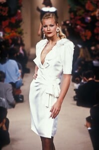 810474373_YvesSaintLaurent1995HauteCouture53.thumb.jpg.dd68900b3b33df924d3ad690c9549a25.jpg