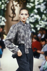 814106602_YvesSaintLaurent1995HauteCouture50.thumb.jpg.21dfe2770bb285584007a8eb7a66c2b4.jpg