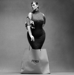 820729477_VogueItaliaDec2020105.thumb.jpg.d643572ba8fcfd360c5aac4b2ed7a1fe.jpg