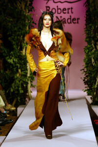 837489052_RobertAbiNader2002HauteCouture13.thumb.jpg.bd7a81678dac6d8eb8545483b428e615.jpg
