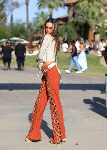 905103919_AlessandraAmbrosio(8).thumb.jpg.07d81253682eae99e435275e4d172970.jpg