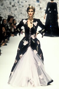 921117379_EmanuelUngaro1995HauteCouture101.thumb.jpg.755201ba4cecc4b6c511e31355c914bc.jpg