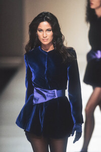 937703732_EmporioArmani1991WomenRTW20.thumb.jpg.1ce4e0081a331ddd920efb3974e71c79.jpg