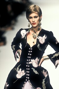 954617684_EmanuelUngaro1995HauteCouture103.thumb.jpg.c0df381477008b23c825ade5df8ea465.jpg