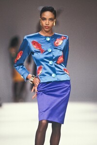 963461899_YvesSaintLaurent1989WomenRTW146.thumb.jpg.c92b2a4ff90ca5023602bcb43a4df44b.jpg