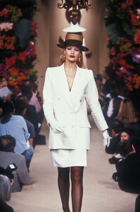 969836727_YvesSaintLaurent1995HauteCouture68.thumb.jpg.caa869faf86efa1bbfaa0f1073c065eb.jpg