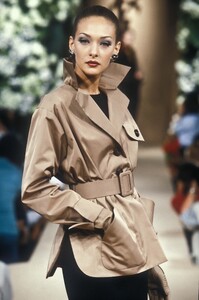 982237544_YvesSaintLaurent1995HauteCouture77.thumb.jpg.937998b0e7aa9160f4f744c3389a36b8.jpg