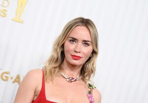 Emily_Blunt_-_29th_Annual_Screen_Actors_Guild_Awards_in_Los_Angeles2C_February_262C_202309.jpg