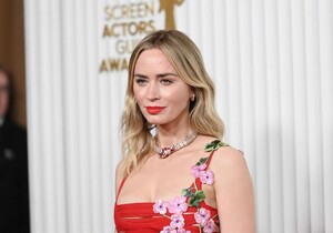 Emily_Blunt_-_29th_Annual_Screen_Actors_Guild_Awards_in_Los_Angeles2C_February_262C_202310.jpg