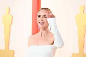 Emily_Blunt_-_95th_Annual_Academy_Awards_at_Dolby_Theatre_in_Los_Angeles_-_March_122C_202302.jpg