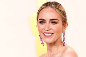 Emily_Blunt_-_95th_Annual_Academy_Awards_at_Dolby_Theatre_in_Los_Angeles_-_March_122C_202313.jpg