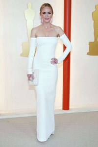 Emily_Blunt_-_95th_Annual_Academy_Awards_at_Dolby_Theatre_in_Los_Angeles_-_March_122C_202339.jpg