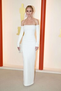 Emily_Blunt_-_95th_Annual_Academy_Awards_at_Dolby_Theatre_in_Los_Angeles_-_March_122C_202352.jpg