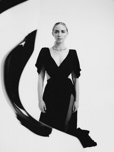 Emily_Blunt_-_Net-A-Porter_November_202207.jpg