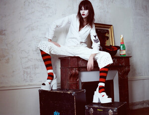 Meghan_Collison_by_Horst_Diekgerdes_(Striking_A_Match_-_Double__23_Spring_2012)_.thumb.jpg.ddfe2848755caf239667a534c3d26e66.jpg