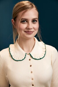 angourie-rice-2023-winter-tca-portraits-6.jpg