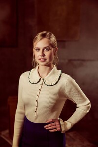 angourie-rice-2023-winter-tca-portraits-8.jpg