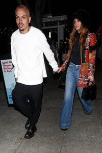 ashlee-simpson-and-evan-ross-night-out-with-friends-at-heart-weho-in-west-hollywood-04-05-2023-1.jpg